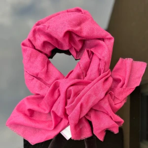 NY Rosa glittrig halsduk / sjal - NY Superfin rosa halsduk med glitter. Perfekt för att liva upp din outfit under höst och vinter. Den är lätt, mjuk och bekväm, vilket gör den idealisk för kyliga dagar. Ca 70x180 cm. 