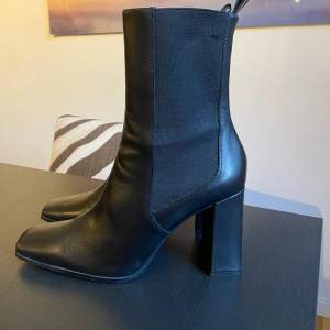 Säljer mina boots från Zara. Storlek 41, men passar mig som brukar ha 40. Klackhöjd 9cm. Använt 5 gånger max. Nypris 899kr, säljer för 400kr.