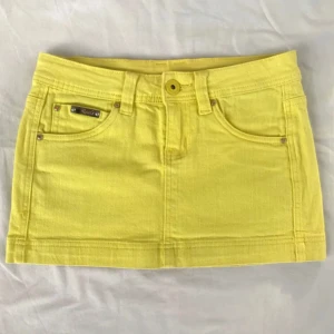 Jeanskjol!  - Säljer min superfina lågmidjade gula jeanskjol. Midjemåttet är 33-37cm (Stretchig). 