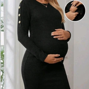 Klänning svart gravid NY - Helt oanvänd Klänning som fungerar både när man är gravid och inte. Väldigt stretchig!  Slutsåld! Supersnygg festklänning! 