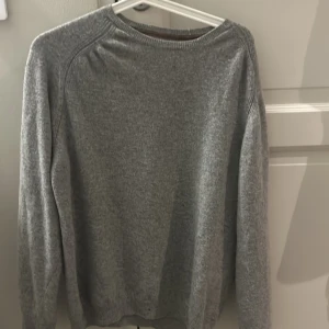 Massimo dutti khasmer  - Hej säljer nu min massimo dutti khasmer sweatshirt eftersom den inte har kommit till användning
