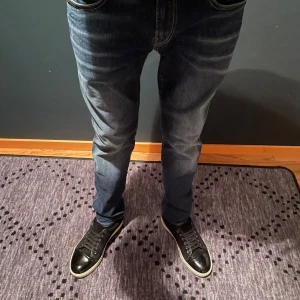 Replay Anbass jeans - Säljer nu dessa replay jeans i modellen Anbass som är i nyskick och aldrig använda. Jeansen är i en snygg blå färg med passande tvätt och i väldigt bekvämt material. Priset är förhandlingsbart vid snabb affär!