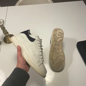 Alexander Mqueen skor - Tjena säljer ett par vita mqueens! Dem är i storlek 44 men passar dig som har mella 42-43. Dem är ganska slitna och smutsiga som ni kan se på bild 3 men inte några andra defekter. Jag köpte dem av en levartör med 100% äktahet men inget äktahets bevis tyvär därav priset!  Skriv om ni har några funderingar/ Vilgot!