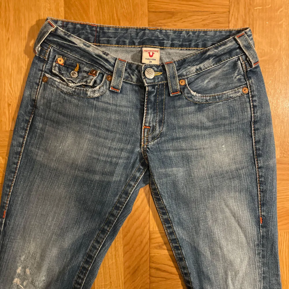 Skitsnygga vintage lowwaist jeans i storlek 28 men dom är mer som 27 då de är små i storleken. Måttet rakt över är 41 cm och passar mig i längden som är 166🩷. Jeans & Byxor.