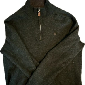 Morris quarter zip - Sjukt skön morris quarter zip men orginellt var storleken S men den krympte i tvätten och är nu XS