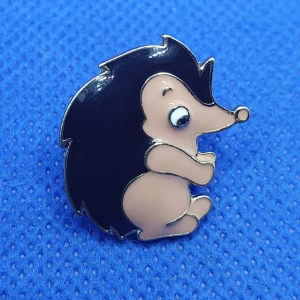 Pin - Igelkott - Oanvänd pin igelkotte. ✨️Titta igenom alla mina upplagda och köp fler saker i bundle för att spara på frakten och få allt du köpt i ett och samma paket✨️