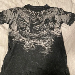 Affliction T-shirt - As fet Affliction T-shirt i bra kvalitet. Den har ett ett eget gjort hål som man ser på bilden.