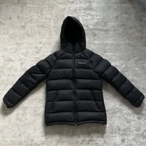Peak Performance Jacka - Jag säljer nu min fina vinter jacka från Peak Performance i storlek S, den är i fint skick och andvänd under en säsong. Finns dock en liten fläck på luvan, men inget som man tänker på. Ordinarie pris är ca 4000kr och jag säljer min för 1700kr.