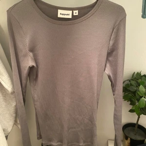 Grå ribbad tröja från Kappahl - Säljer en grå ribbad tröja från Kappahl i storlek XS.Tröjan har långa ärmar och en klassisk rund halsringning. använd max tre gånger så i mycket bra skick! Tänk på att gå in och kolla på min profil, köp flera= mycket rabatt 