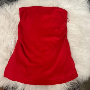 Röd bandeau - Säljer denna röda bandeau som endast är använd 1 gång och därför i super skick. Storlek XS, sann till storleken. Har ”utskärningar” på sidan för att framhäva formerna vilket är supersnygga. Passar bra till väldigt många tillfällen!