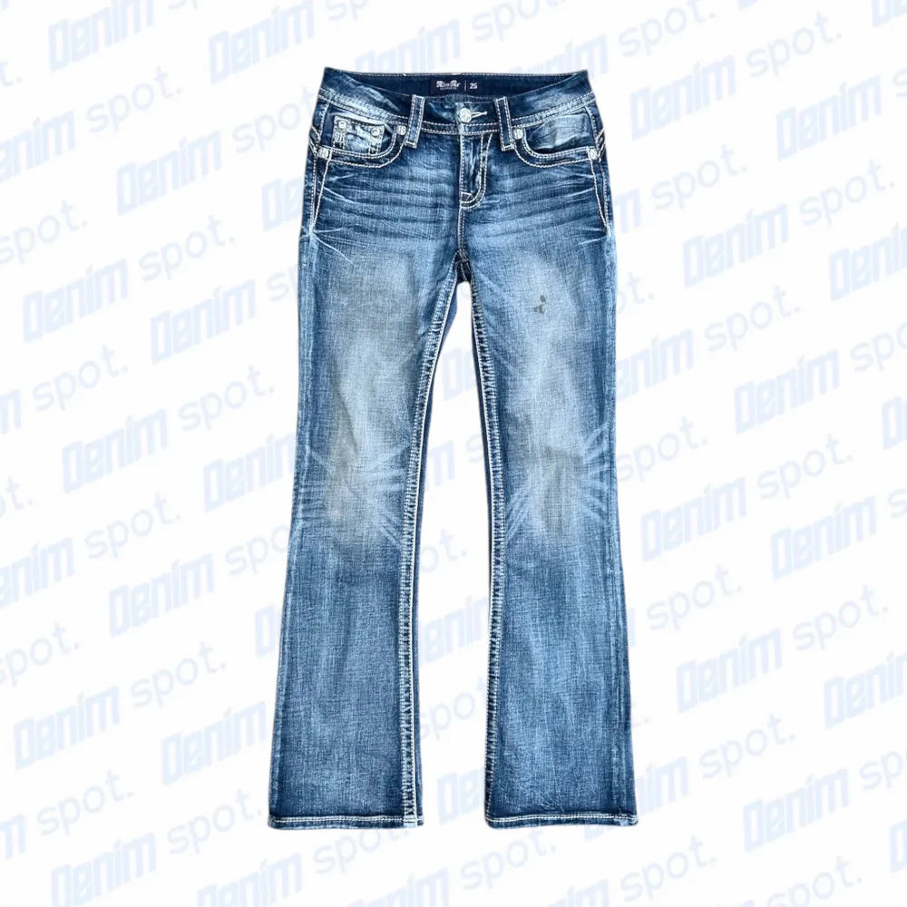 Missme  jeans i bootcut passform• storlek W25 • Mått: Längd:102 cm • Innerbenslängd: 80cm • midja: 35cm • lårbredd: 23cm • Benöppning: 22cm • I nyskick bortsett från en tydlig fläck på vänster ficka ☺️. Jeans & Byxor.