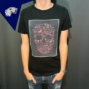 Limitato t-shirt | Skick: 8,5/10 | Strl S | Modellen är 180 cm | Hör av dig om du undrar någonting!