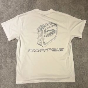 Corteiz Blueprint tee ÄKTA! - Helt ny corteiz tee från en av deras senaste drop äkta som kan bli då jag har kvitto som du kan få när du köper den!! Skriv om du har frågor:) 