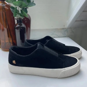 Ralph Lauren skor - Köpte dessa skor för några veckor sen här på plick men de var för små, så säljer nu dem igen😊 Hör av er om ni har frågor!💕