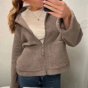 h&m teddyjacka - super fin och populär h&m teddyjacka, som nyskick och helt slutsåld i alla färger på hemsidan, använd köp nu💞(första bilden lånad)