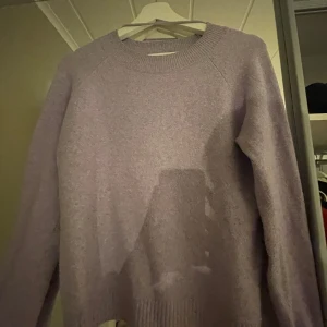 Lila tröja från Vero Moda - Säljer en superfin lila tröja från Vero Moda i storlek XS. Den är perfekt för kyliga dagar med sitt mjuka och bekväma material. Tröjan har långa ärmar och en klassisk rund halsringning. Passar perfekt till både vardag och lite finare tillfällen. 💜