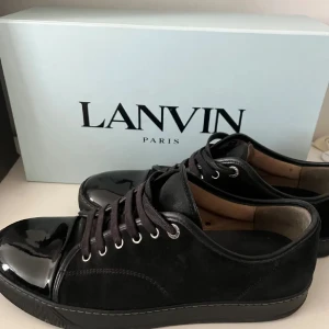 Lanvins - Asfeta lanvins i strl uk 9 (43-44)😍 Svart sula vilket gör skorna lite unikare och enligt mig en tvärfet detalj💫 Allt og finns😎Skick 9/10