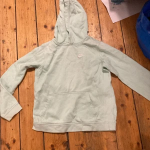 Turkos Nike hoodie - Bra skick snygg till jeans