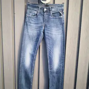 Säljer ett par snygga blå jeans från Replay i modellen Grover. De har en klassisk femficksdesign och en bekväm passform. Storlek W 30 L 34. Perfekta för både vardag och fest!