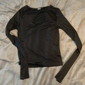 Festtopp från Bikbok - Jättesnygg festtopp från bikbok som är tight och har utklippning fram. Aldrig använd och jättebra skick