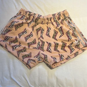 Adiddas shorts  - Fina addidas shorts med leopard och zebra tryck, de är väl använda men ändå i okej skick