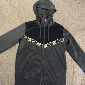 Snygg Nike zip hoodie - Snygg zip hoodie. Använd ett par gånger, men inga tydliga tecken på användning. 