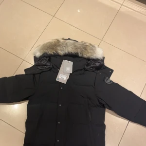 Canada Goose jacka - Canada goose wyndham. Black label. Helt ny. Jätte varm jacka. Äkta jacka
