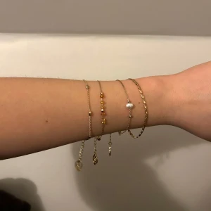 Armband  - Säljer fyra stycken olika armband, så otroligt fina. Priset är för alla fyra. Alla är justerbara så passar alla! 