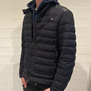 Moncler Geant  - Säljer nu min riktigt snygga Moncler Geant jacka. En riktigt schysst höst/vår jacka men funkar även bra under vintern. Jackan har inga defekter. Modellen på bilden är 182cm lång och väger cirka 65kg. Skriv privat för fler bilder eller frågor