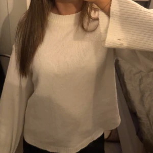 Vit stickad tröja  - vit stickad tröja från hm i storlek XS. Knappt använd💕