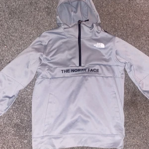 The North face tröja - Säljer min north face 1/2 zip då den inte kommer till användning. Inga defekter eller fläckar och precis nytvättad.