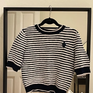 T-shirt från Maje - 📣INTRESSE KOLL📣Fin tröja från maje med vita och marinblåa ränder, dom vita ränderna är lite lurviga. Ärmarna är i armbågslängs och är lite kortare i magen(inte hel längd). Säljer på grund v att den är lite för liten för mig nu.(skulle säga att den sitter perfekt på S men funkar absolut på M). Original pris ca 1500-1000.