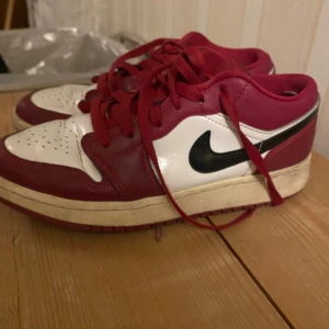 Nike Air Jordans i rött och vitt - Klassiska Nike Air Jordans i rött och vitt! Använda så creasade och närmade bild på bild 5. Är storlek 38 men passar mig med storlek 38,5 också❣️ 