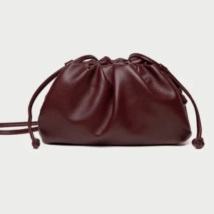 Vinröd clutch - Superfin vinröd clutch med ett långt band till ifrån raffinato, aldrig använd!! Orginal pris 599