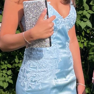 Balklänning S - En otrolig fin balklänning i ljusblått med brodyr & snörning Använd i 5 timmar. Så fin , som ny Rök och djurfritt hem  St S