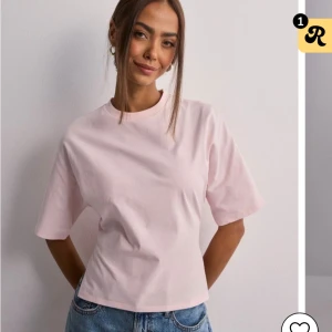 Ljusrosa croppad topp med knyt - Säljer en superfin ljusrosa  topp med en snygg knytning i ryggen. Slutsåld & perfekt att ha i vardagen. Toppen är i ett mjukt och bekvämt material och är inte genomskinlig alls! (Storlek xxs men passar upp till s eftersom man knyter den själv) 💐🌸💞