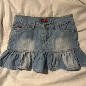 jeanskjol volang  - midja 37 cm tvärs över!! 🩷🩷💘💘