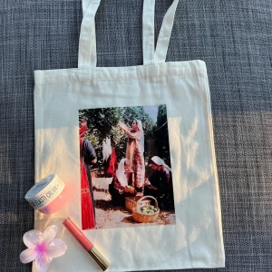 Totebag - Hejj! Jag driver uf företaget Handala UF o säljer tygpåsar med vackra unika motiv som bär på en djupare mening.🇵🇸 Det finns fem olika bilder och varje tygpåse kommer i två färger beige och svart. Detta är en av bilderna på väskorna(kolla min profil för att se resten). Kvaliteten är jätte bra och tål mycket. Varje väska kostar 85kr. Tveka inte på att höra av er vid frågor eller beställningar! Kolla våran ig- @_handala_uf 