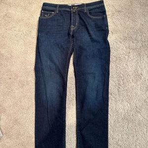 Jacob Cohen  - Jacob Cohen jeans. Nyaste modellen. Nypris 6599kr. Vårat pris 1899kr! Storlek 34 modell 688 ”Bard”