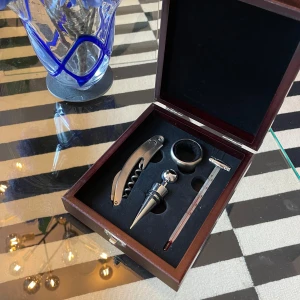 Vinset i träbox från BlackRock - Säljer ett elegant vinset från BlackRock i en snygg träbox. Setet innehåller en korkskruv, en flaskpropp, en droppkork och en termometer. Perfekt för vinälskaren som vill ha stilfulla tillbehör! 