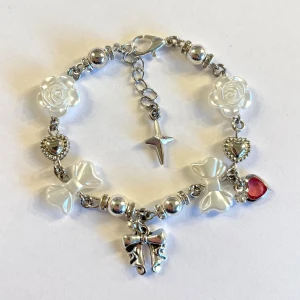 Armband  - Handgjort armband ᡣ𐭩 söt accessoar till varje outfit! ⋆౨ৎ˚⟡˖ frakt 18kr, pm för köp 𝜗𝜚🫶🏻🪽