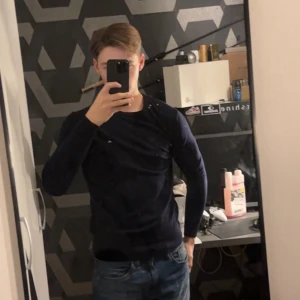 J.lindeberg stickad tröja  - Skit snygg mörkblå snygg stikad tröja fån j.lindeberg  Storlek M men sitter mer som S  Han på bilden är 180  Inga defekter den är som ny 