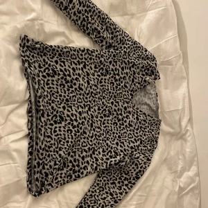 Grå leopardmönstrad tröja från Kaffe of Sweden - Säljer en supercool grå tröja med leopardmönster från Kaffe of Sweden. Den är långärmad och perfekt för att ge din outfit lite edge. Tröjan är i bra skick och passar perfekt för höst och vinter. 🐆(den är i L men passar S)