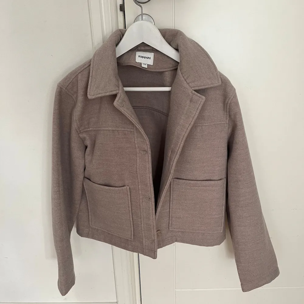 Säljer en snygg beige kappa från kappahl i strl 170, skulle säga att den motsvarar strl xs/s. Passar perfekt för höst och vår🥰har endast använt den en gång så den är som ny i skicket! Säljer pga att jag har för många jackor🩷. Takit.