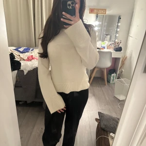 Vit stickad tröja - Mysig vit stickad tröja med långa ärmar och ribbade kanter. I mycket bra skick då den endast har används några få gånger. 💗