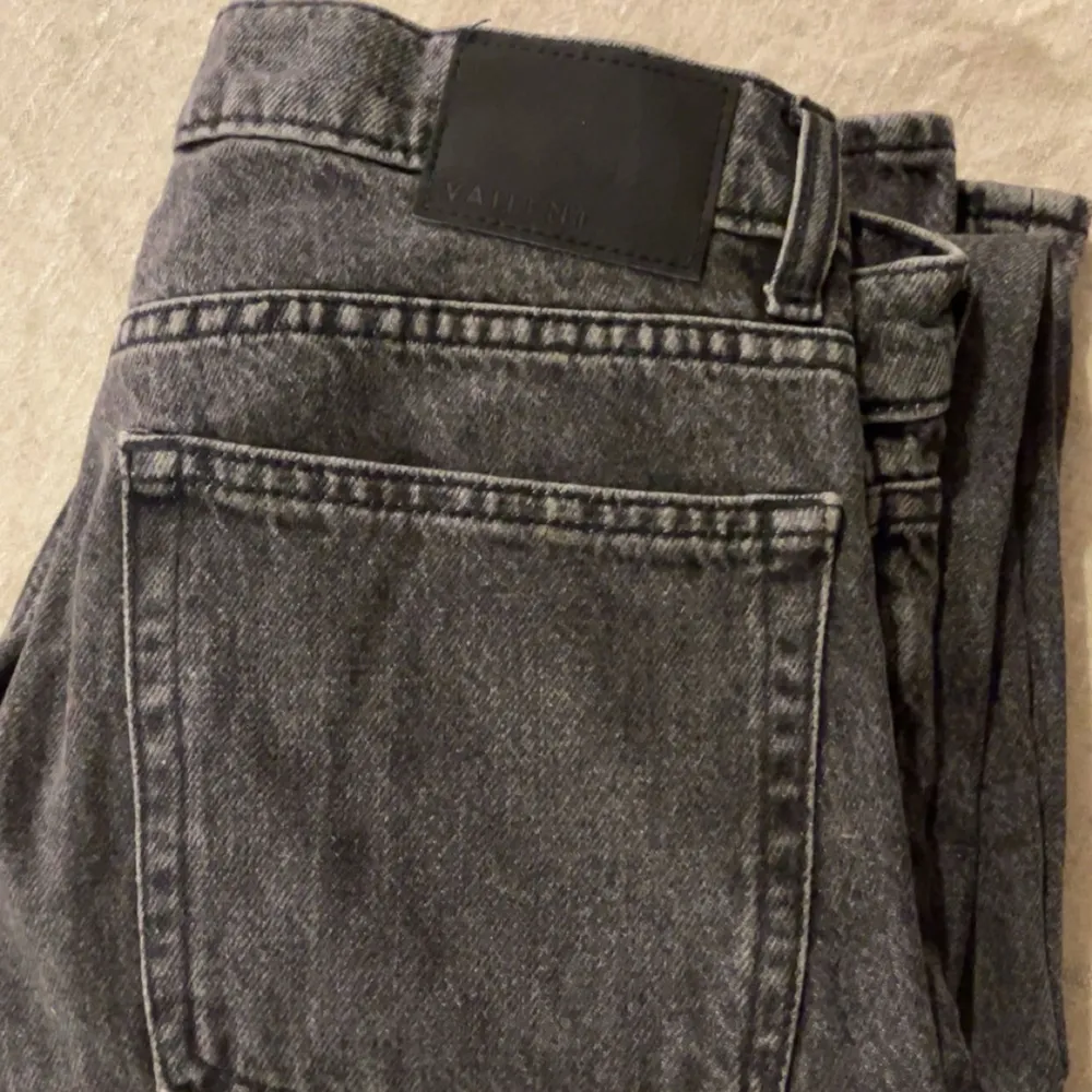 Säljer ett par snygga grå jeans från Valient. De är i modellen V D Loose och är sparsamt använda så de ser ganska bra ut. Lägg gärna efter prisförslag (nypris 699kr). Farkut & Housut.
