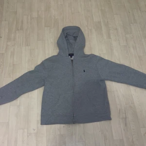 Ralph Lauren tröja - Tjena tjena, säljer nu denna fina Ralph lauren tröja då den ej kommer till användning