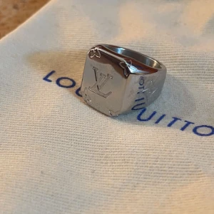 Lv ring - Louis vuitton monogram signet ring, tygpåse, förpacking och kasse medföljer. Pris kan diskuteras vid snabb affär