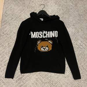 stickad moschino hoodie, utmärkt skick. storlek 12Y, köpt för 1600.