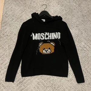 mochino tröja - stickad moschino hoodie, utmärkt skick. storlek 12Y, köpt för 1600.